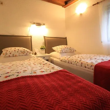 Villa House In Center Of Gospic With Big Garden Exterior foto