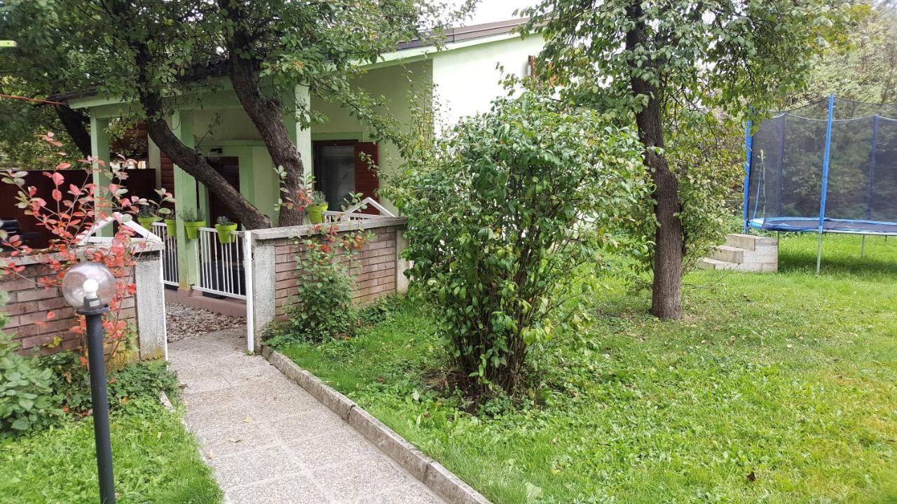 House In Center Of With Big Garden Hébergement de vacances *