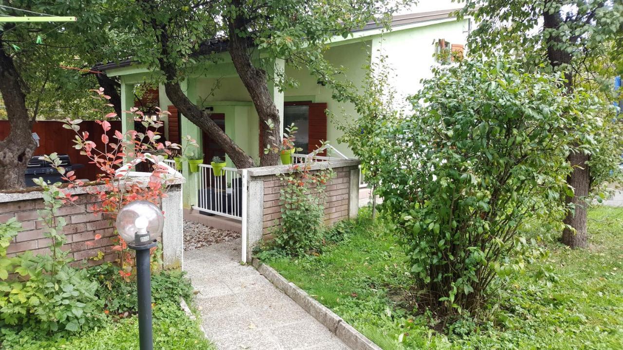 House In Center Of With Big Garden Hébergement de vacances *